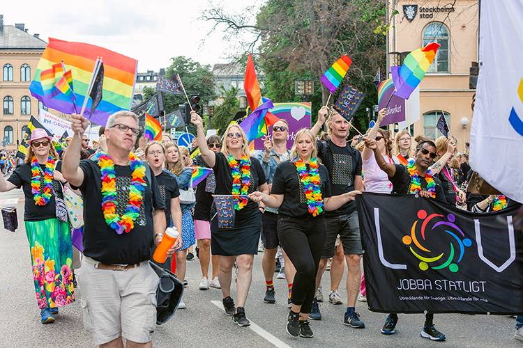 Bilden visar medarbetare i statlig sektor som går i Prideparaden.
